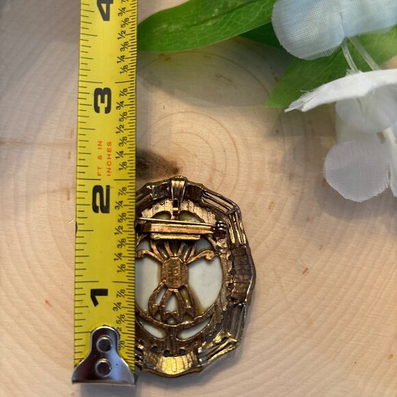 Vintage Hand-Painted Porcelain Floral Brooch – Signed J. Pareda 1930s - Picture 9 of 10